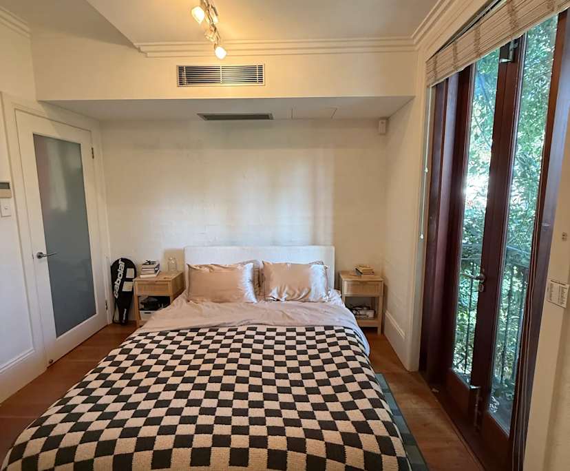 Furnished room with ensuite in a flatshare