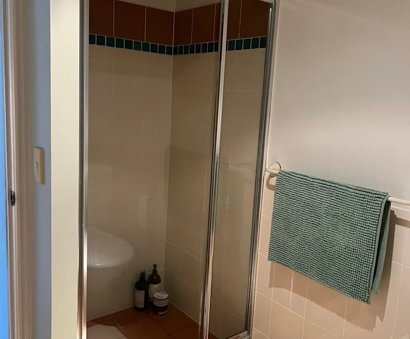 $350, Flatshare, 3 bathrooms, Miami QLD 4220