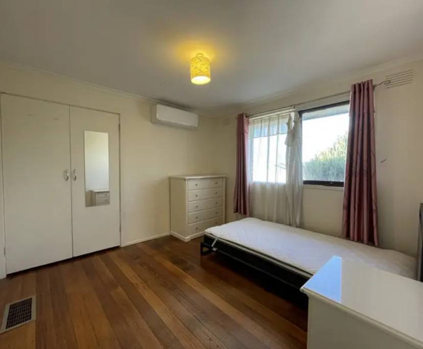 Room in a share house