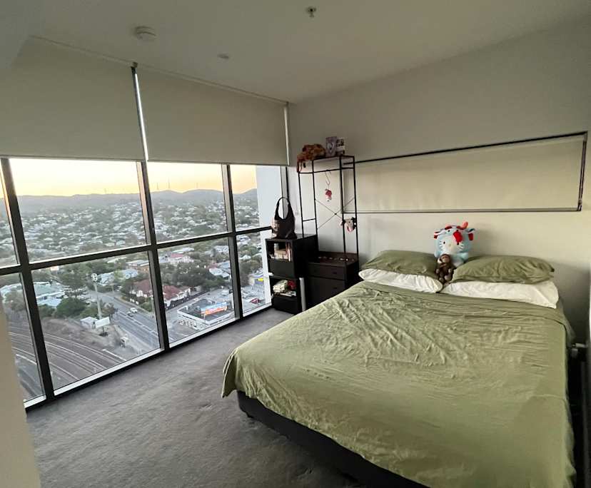 $240, Flatshare, 3 bathrooms, Milton QLD 4064