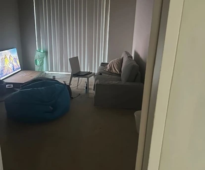 Furnished room in a flatshare