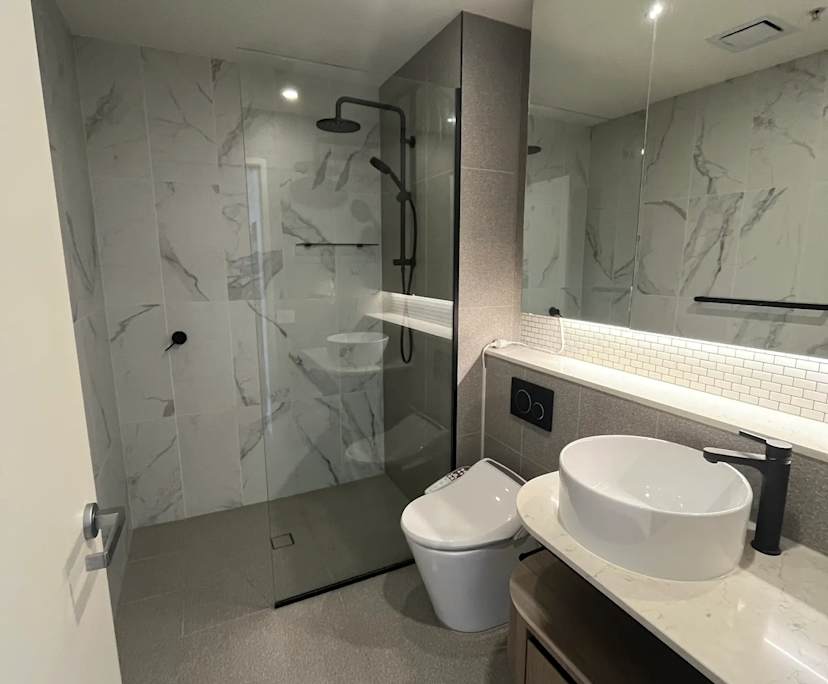 Furnished room with ensuite in a flatshare