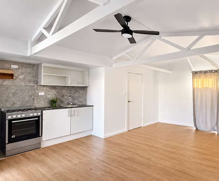Unfurnished room studio flat for rent