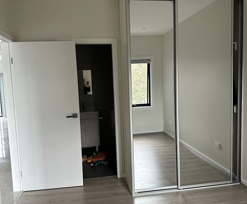 Furnished room with ensuite in a flatshare