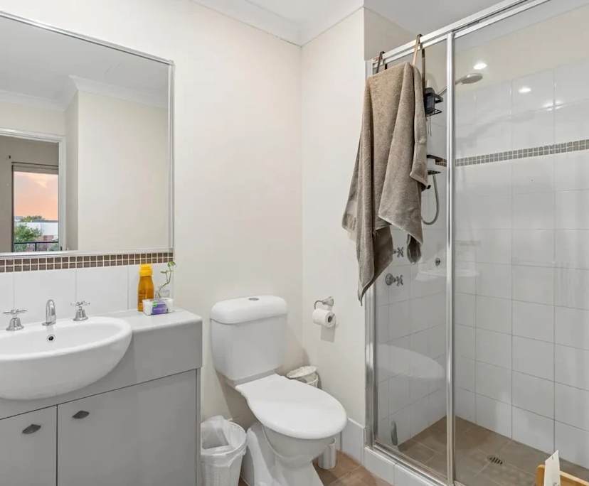 Furnished room with ensuite in a flatshare