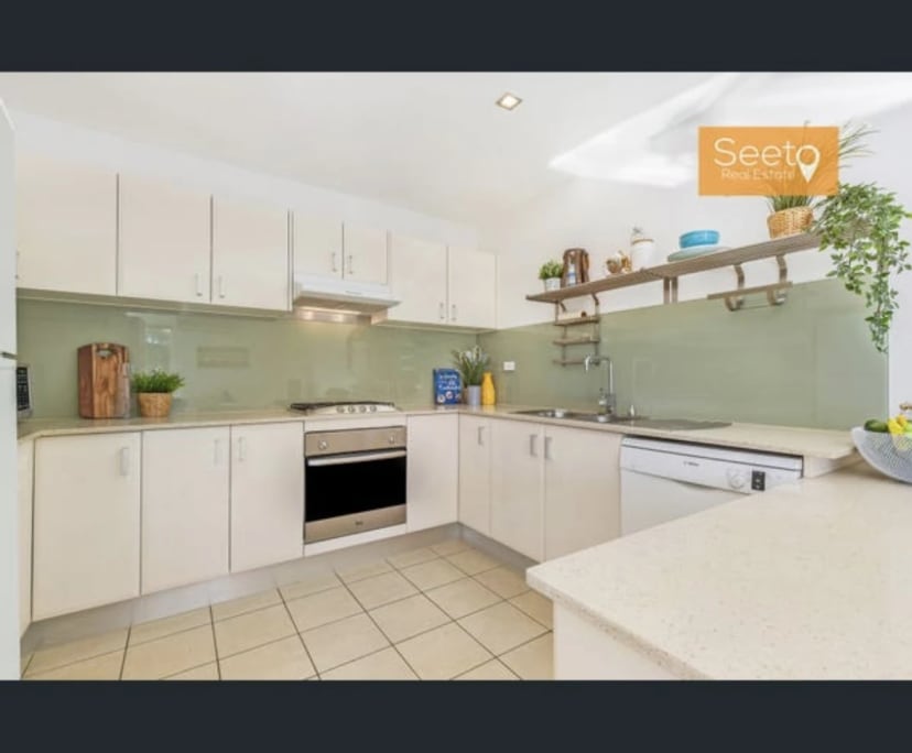 Furnished room with ensuite in a flatshare