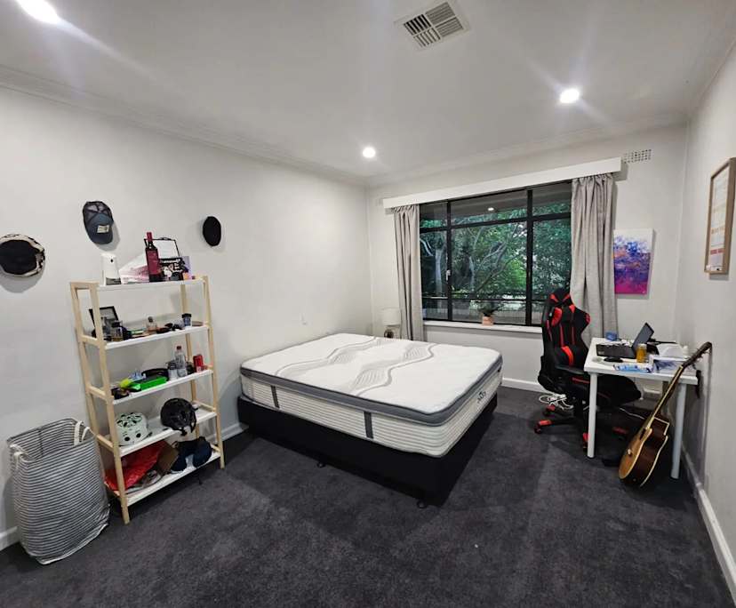 Furnished room in a flatshare