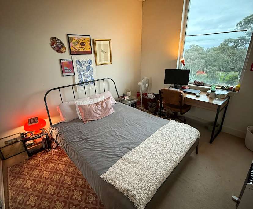 Furnished room in a flatshare