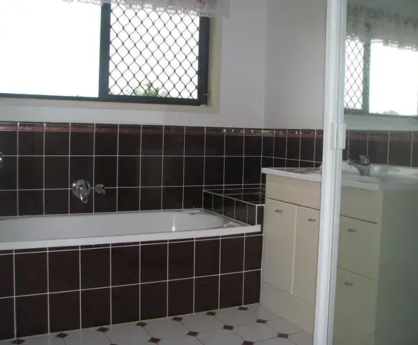 $350, Share-house, 5 bathrooms, Daisy Hill QLD 4127
