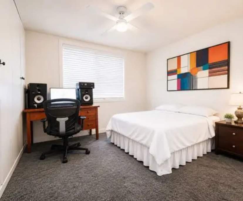 Furnished room in a flatshare