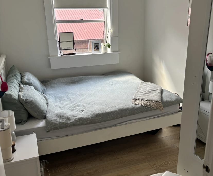 Furnished room in a flatshare