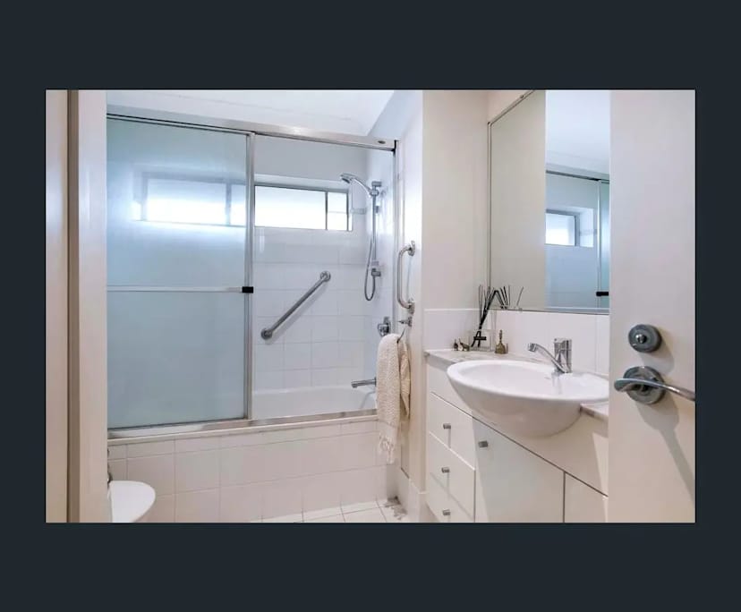 $300, Flatshare, 3 bathrooms, Clayfield QLD 4011