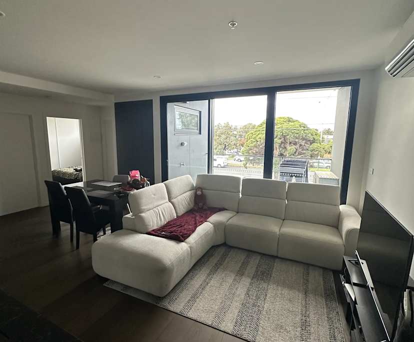 Furnished room in a flatshare