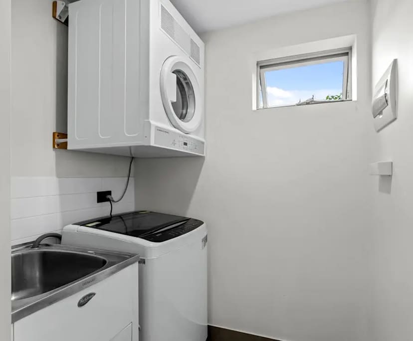 $850, Whole-property, 2 bathrooms, Morningside QLD 4170