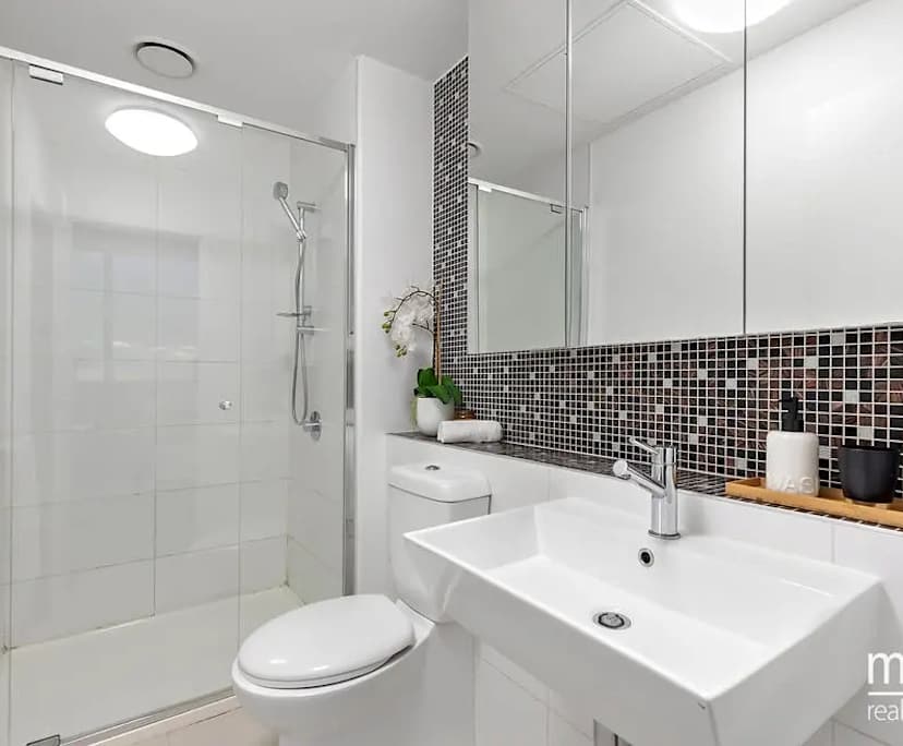 Unfurnished room with ensuite in a flatshare