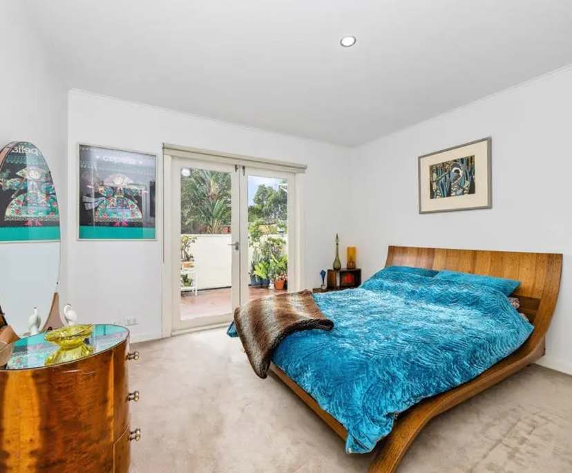 $550, 1-bed, 1 bathroom, St Kilda VIC 3182