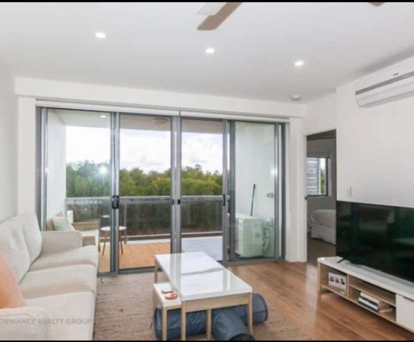 Unfurnished room with ensuite in a flatshare