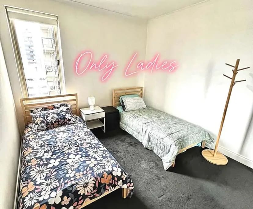 Furnished room in a flatshare