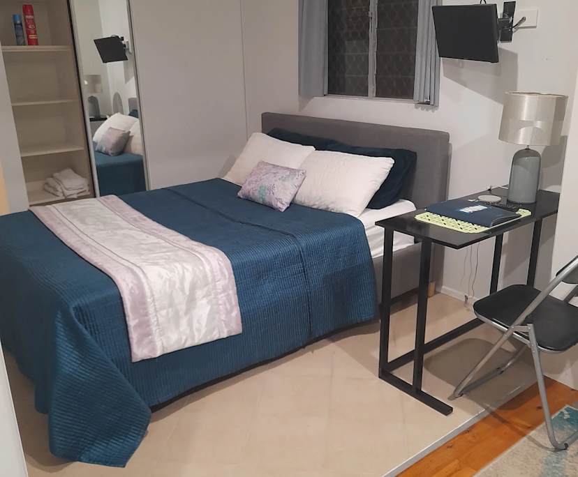 $350, Homestay, 3 bathrooms, Aeroglen QLD 4870