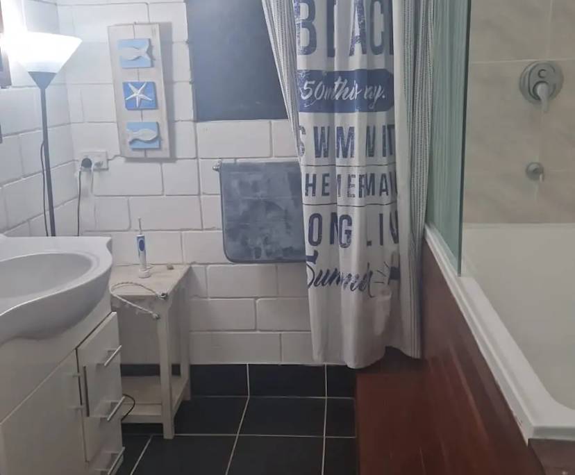 $350, Homestay, 3 bathrooms, Airlie Beach QLD 4802