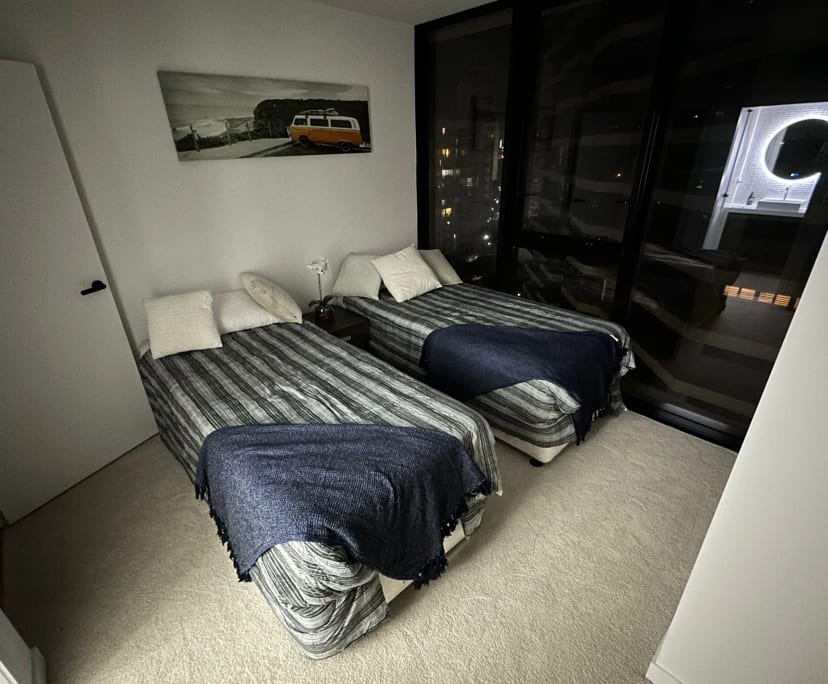 $1,250, Whole-property, 2 bathrooms, Main Beach QLD 4217