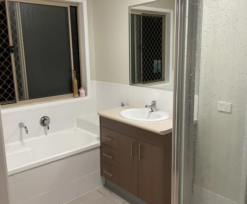 $275, Share-house, 4 bathrooms, Molendinar QLD 4214