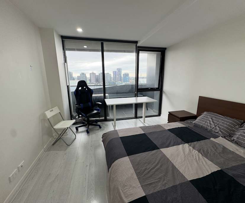 Furnished room with ensuite in a flatshare