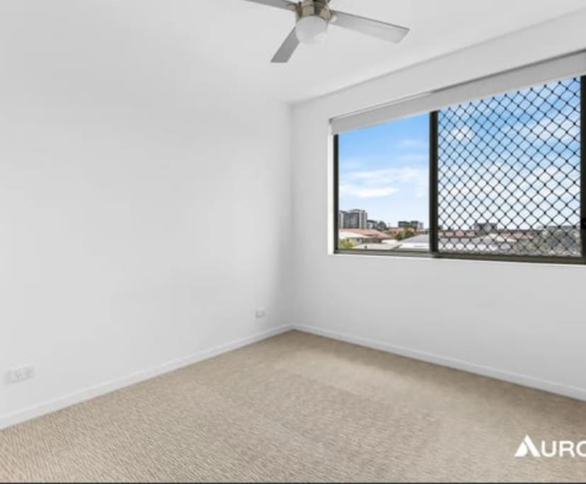 Unfurnished room with ensuite in a flatshare
