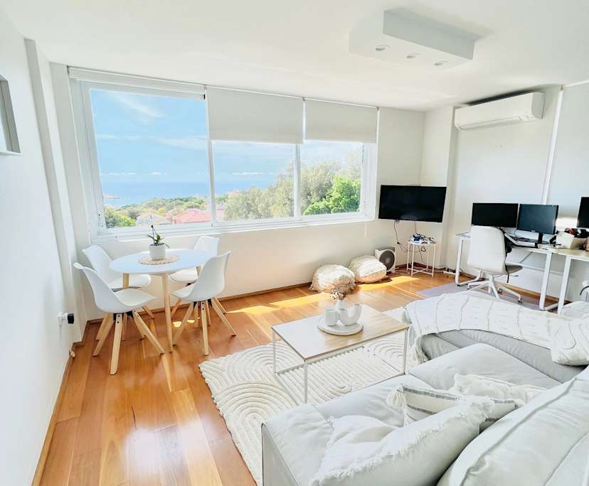 Furnished room in a flatshare