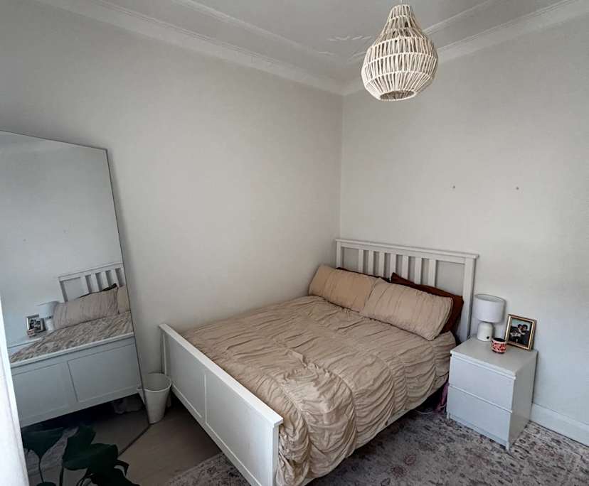 Furnished room in a flatshare