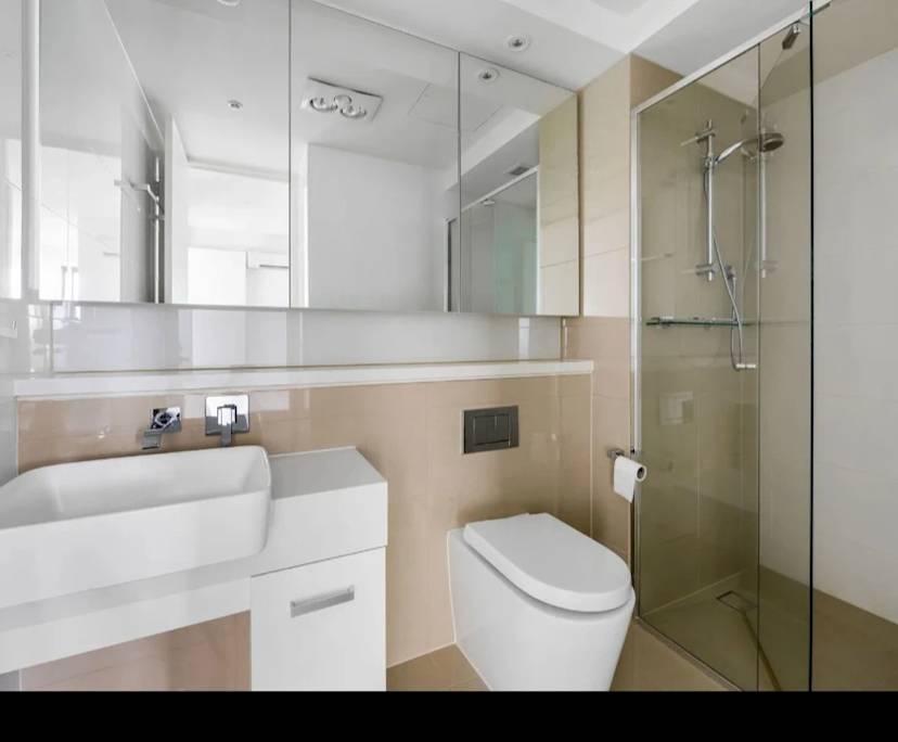 Furnished room with ensuite in a flatshare