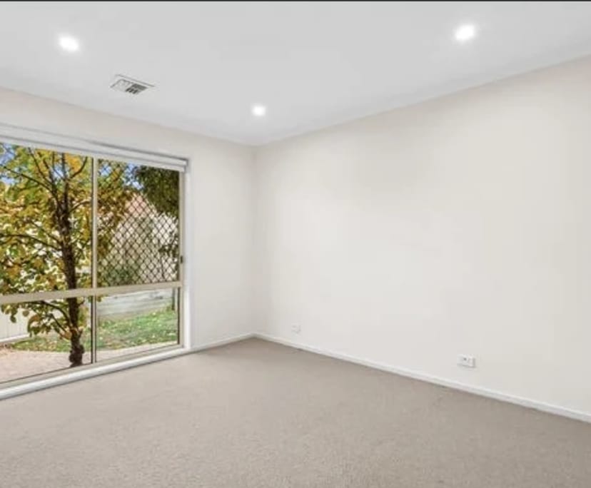 Room for Rent in Queanbeyan East, Canberra 275, U...