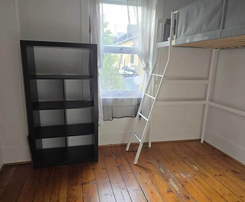 Room in a share house