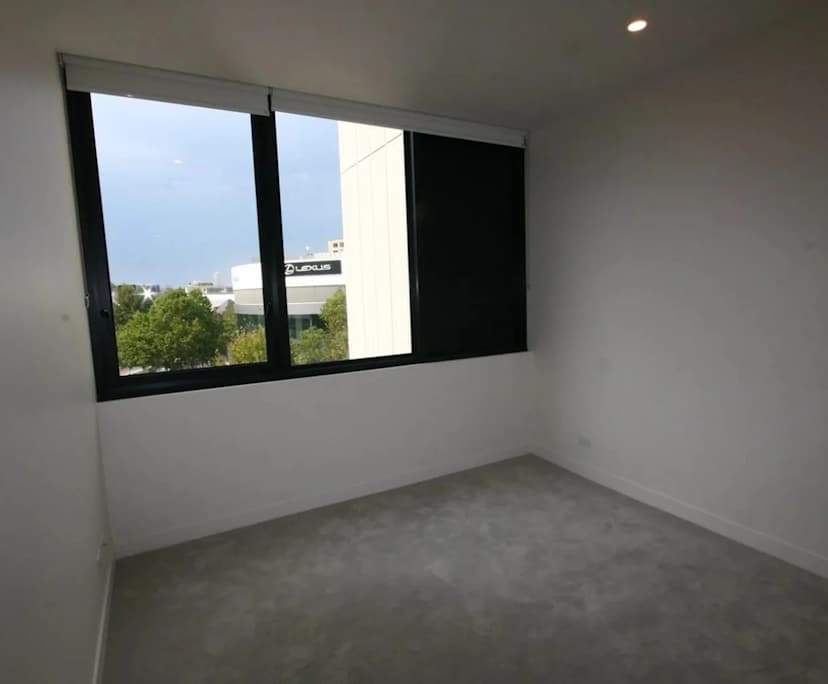 Unfurnished room with own bathroom