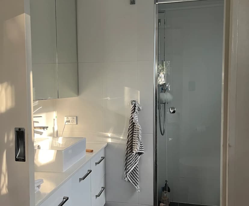 $340, Flatshare, 2 bathrooms, Milton QLD 4064