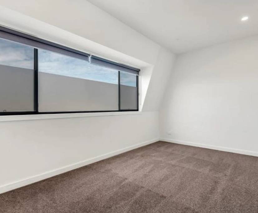 Unfurnished room in a flatshare