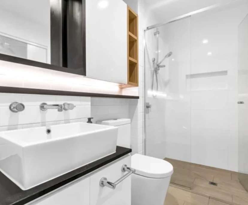 Furnished room with ensuite in a flatshare