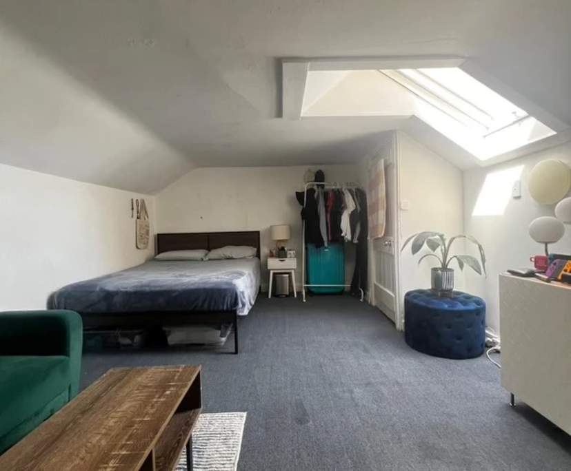 Furnished room in a flatshare