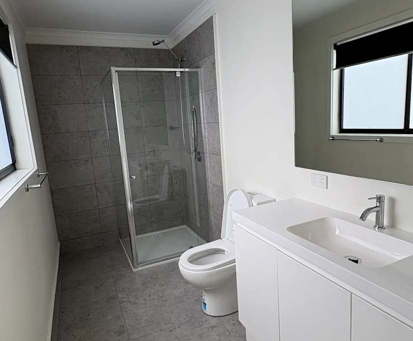 Furnished room with ensuite in a flatshare