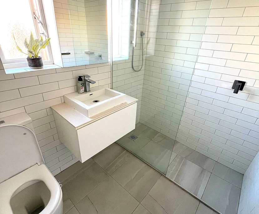 $950, Whole-property, 3 bathrooms, Elwood VIC 3184