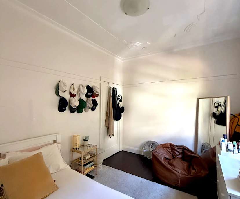 Furnished room in a flatshare