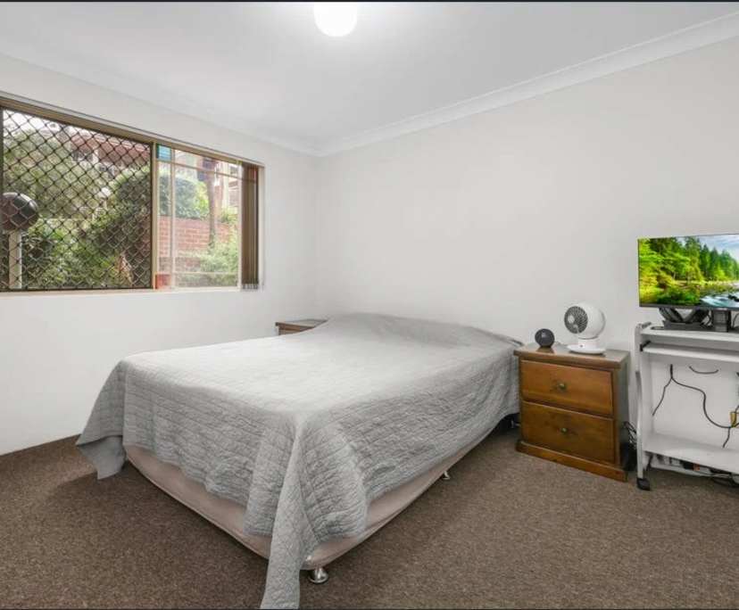 Unfurnished room in a flatshare