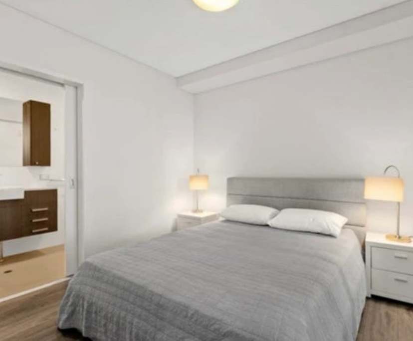 Furnished room with ensuite in a flatshare