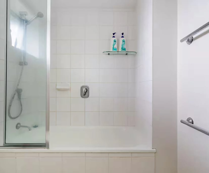 $1,000, Whole-property, 2 bathrooms, Toowong QLD 4066