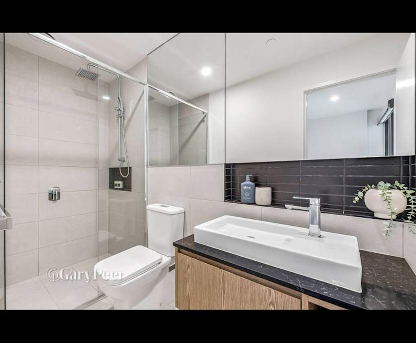 Unfurnished room with ensuite in a flatshare