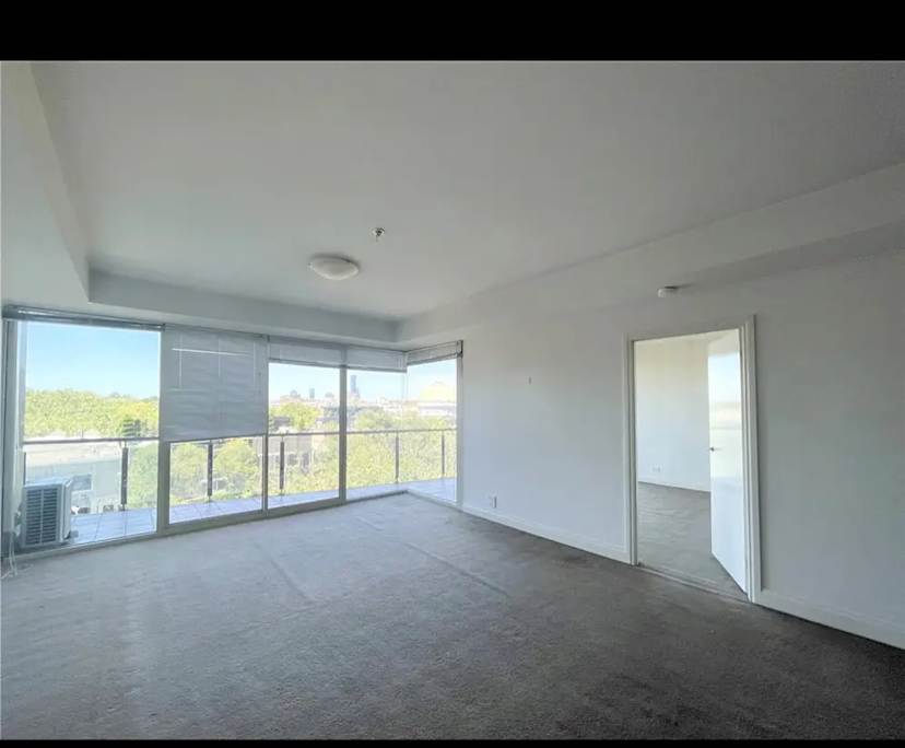 Unfurnished room with ensuite in a flatshare