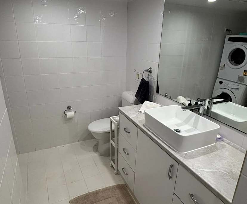 $320, Student-accommodation, 2 bathrooms, Surfers Paradise QLD 4217