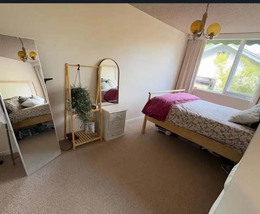 Furnished room in a flatshare