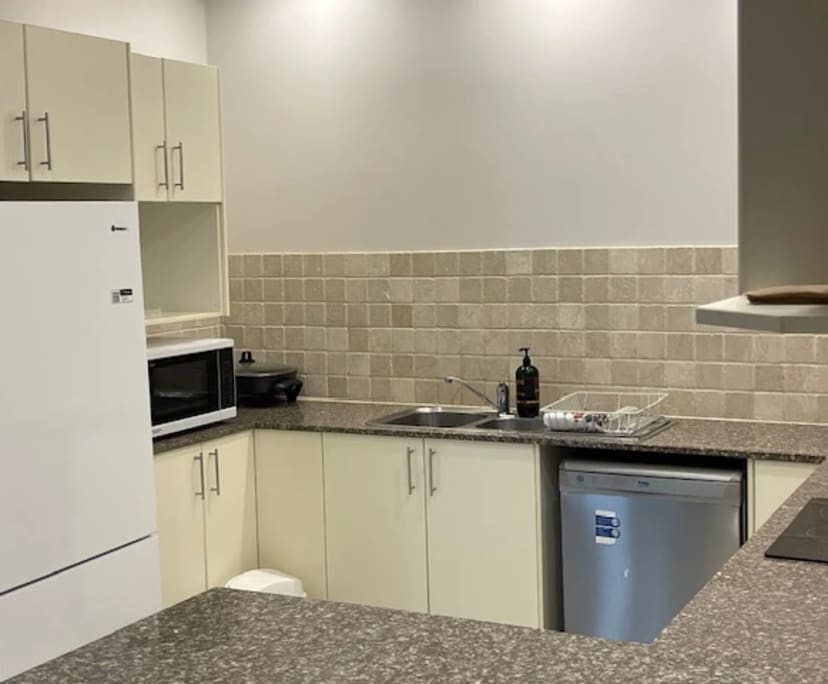 $350, Flatshare, 3 bathrooms, Cannonvale QLD 4802