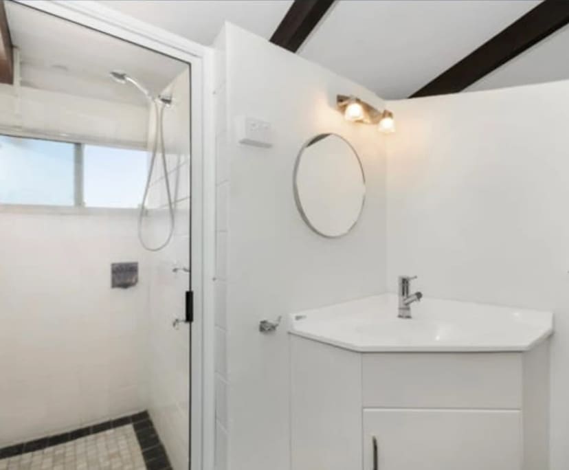 Furnished room with ensuite in a flatshare